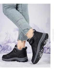Detail der schwarzen wasserfesten Lederstiefel mit grauer rutschfester Sohle für Winter.