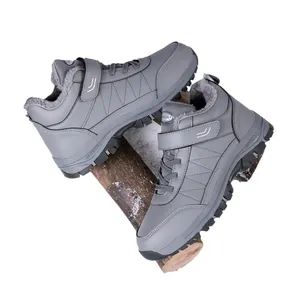Chaussures de marche d'hiver grises imperméables avec doublure en fausse fourrure.