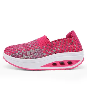 Detaillierte Seitenansicht atmungsaktiver rosa gewebter Damen-Rocker-Schuhe mit Plateausohle