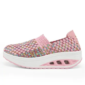 Seitenansicht von atmungsaktiven rosa gewebten Damen-Rocker-Schuhen mit dicker Sohle.