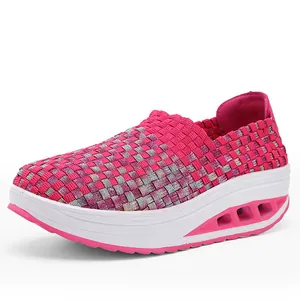 Atmungsaktive gewebte Schaukelschuhe für Damen mit dicker Plateau-Luftpolstersohle.