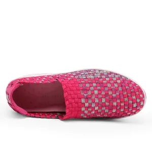 Detailansicht der pinkfarbenen geflochtenen Slipper-Sportschuhe mit Netzstruktur