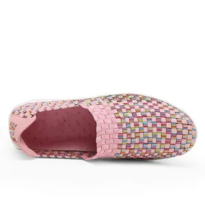 Draufsicht auf rosa bunt gewebten atmungsaktiven Slip-on Freizeitschuh für Damen im Detail