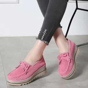 Detailansicht der pinkfarbenen Plateau-Loafer aus Wildleder mit Fransen und Schleife