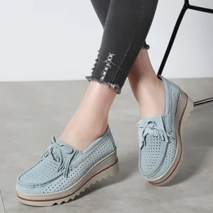 Nahaufnahme blauer Plateau-Loafer aus Wildleder mit Quasten und perforiertem Laser-Cut-Muster