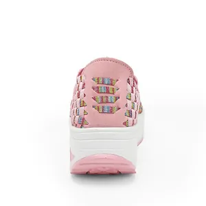 Rückansicht von atmungsaktiven rosa gewebten Damen-Sportschuhen mit dicker Sohle