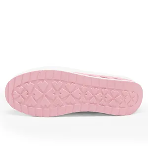 Detailansicht der rosa Schuhsohle mit einzigartigem herzförmigem Anti-Rutsch-Profil