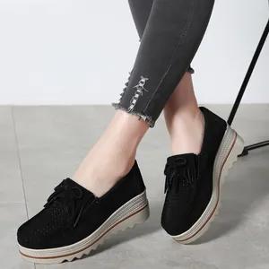 Schwarze Plateau-Loafer für Damen mit Quasten-Detail und Keilsohle.
