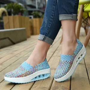 Detaillierte Seitenansicht bunter gewebter Rocker-Schuhe mit dicker atmungsaktiver Sohle