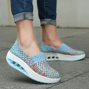 Detailansicht der atmungsaktiven bunten Web-Slipper mit Schaukelsohle für Damen