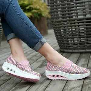 Detailansicht atmungsaktiver rosa gewebter Damen-Rocker-Schuhe auf einem Holzdeck