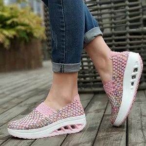 Nahaufnahme von gewebten atmungsaktiven Damen-Schaukelschuhen mit dicker Sohle