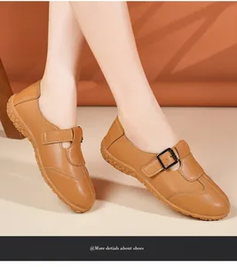 Nahaufnahme von klassischen braunen Leder-Loafers mit Schnallenriemen-Details an einem Modell