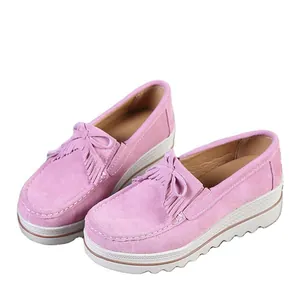 Eleganti mocassini platform in camoscio rosa con nappe decorative e comoda zeppa