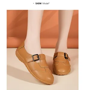 Nahaufnahme von hellbraunen Retro-Birkenstock-Slippern mit Metallschnalle