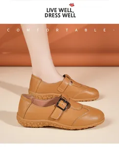 Detailaufnahme flacher Kamellederschuhe mit verstellbarer Schnalle und floraler Textursohle.