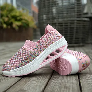 Seiten- und Sohlenansicht der atmungsaktiven, rosa gewebten Rocker-Laufschuhe für Damen.