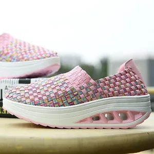 Detailansicht der farbenfrohen Webtextur und der dicken Sohle von rosa Rocker-Schuhen.