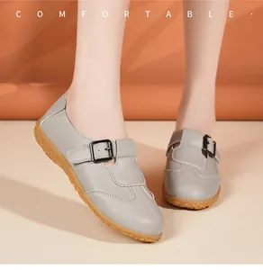 Detailansicht grauer Retro-Slipper mit verstellbarer Schnalle und weicher Sohle