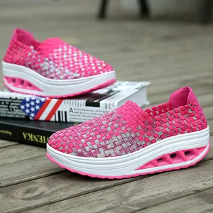 Seitenansicht der atmungsaktiven gewebten Rockerschuhe in Fuchsia mit Keilsohle.