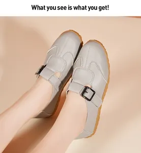 Klassische graue flache Slipper im Retro-Stil mit weicher Sohle und verstellbarer Schnalle
