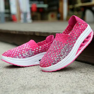Detaillierte Ansicht der atmungsaktiven pinkfarbenen gewebten Damen-Rocker-Schuhe