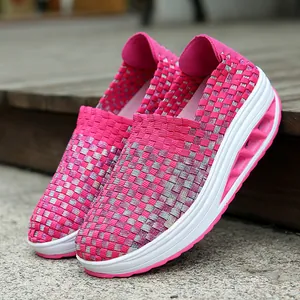 Nahaufnahme des rosa-silbernen Webmusters auf atmungsaktiven Rocker-Sohle-Schuhen