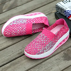 Nahaufnahme von rosa Flechtschuhen zum Slipper mit atmungsaktivem Obermaterial