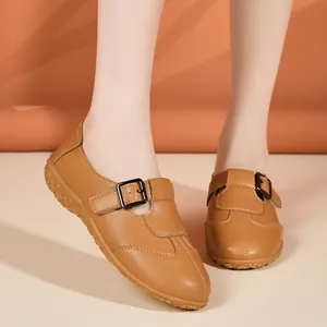 Klassische braune Slipper mit verstellbarer Schnalle und flacher, weicher Sohle für Damen.