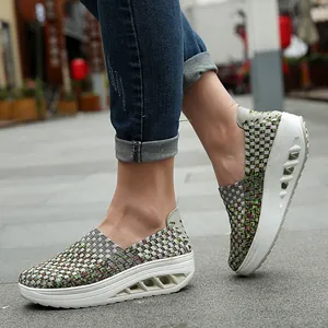 Seitenansicht der gewebten Damen-Rocker-Schuhe mit dicken, ausgehöhlten Sohlen