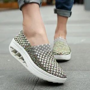 Detailansicht der atmungsaktiven gewebten Rocker-Schuhe für Damen auf der Straße