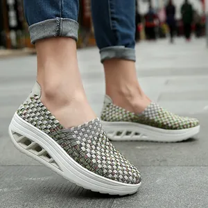 Detailaufnahme gewebter Damen-Rocker-Schuhe mit atmungsaktivem Mesh und Plateausohle