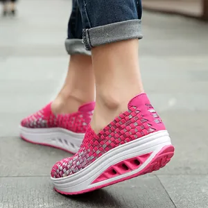 Detaillierte Seitenansicht von rosa atmungsaktiven gewebten Rocker-Plateau-Schuhen für Damen