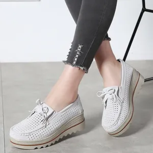 Elegante weiße Plateau-Loafer mit Fransen und Lochmuster-Details für Damenschuhe