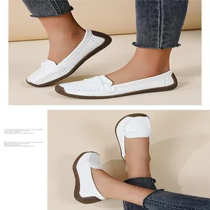 Detailansicht weißer Slipper-Loafer mit dekorativer Schleife und brauner Gummisohle