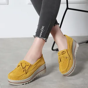 Gelbe Plateau-Wedge-Loafer aus Wildleder mit Quasten und Laserschnitt-Details