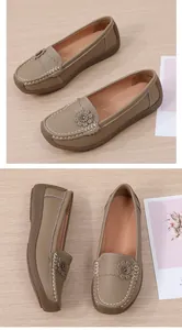 Gedetailleerd zicht op comfortabele kaki damesloafers met bloemendecor en zachte zolen.