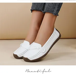 Detailansicht bequemer weißer Damen-Loafers mit Schleife und strukturierter brauner Sohle.