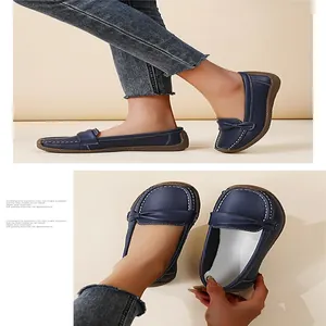 Detailansicht blauer bequemer Loafer mit weißen Nähten und einem eleganten Schleifenakzent