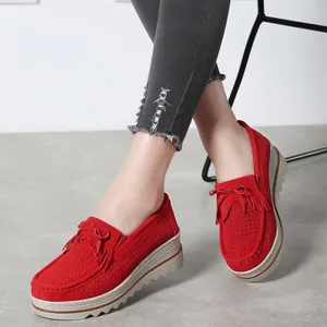 Elegante rote Plateau-Slipper aus Wildleder mit Fransen und feinem Lochmuster-Detail