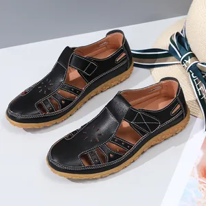 Sandales plates noires ajourées pour femmes avec motif floral pour la plage d'été