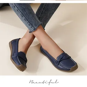 Detailansicht der marineblauen Leder-Loafer für Damen mit weichen Polstersohlen