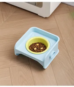 Verhoogde vierkante voerbakstandaard lichtblauw met gele keramische kom voor katten.