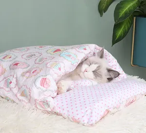 Dettaglio sacco a pelo per animali con motivo a cupcake e pois rosa teneri.