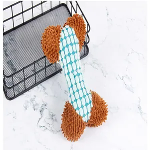 Detailansicht eines knochenförmigen Plüsch-Hundespielzeugs mit braunem Zottelplüsch und Netz.