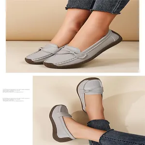 Detailansicht bequemer grauer Damen-Leder-Loafer mit einer dekorativen Schleife