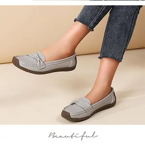 Detailansicht grauer Leder-Loafer für Damen mit dekorativem Schleifenknoten