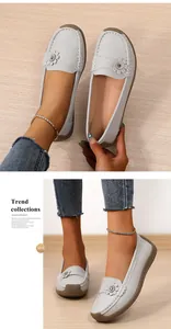 Gedetailleerd overzicht van comfortabele grijze loafers voor dames met zachte zool