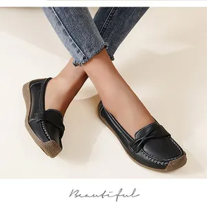 Elegante Nahaufnahme bequemer schwarzer Leder-Loafer mit Schleife an einem Modell.