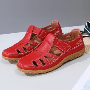 Vue détaillée des sandales en cuir ajouré rouge avec coutures blanches et semelle fleur